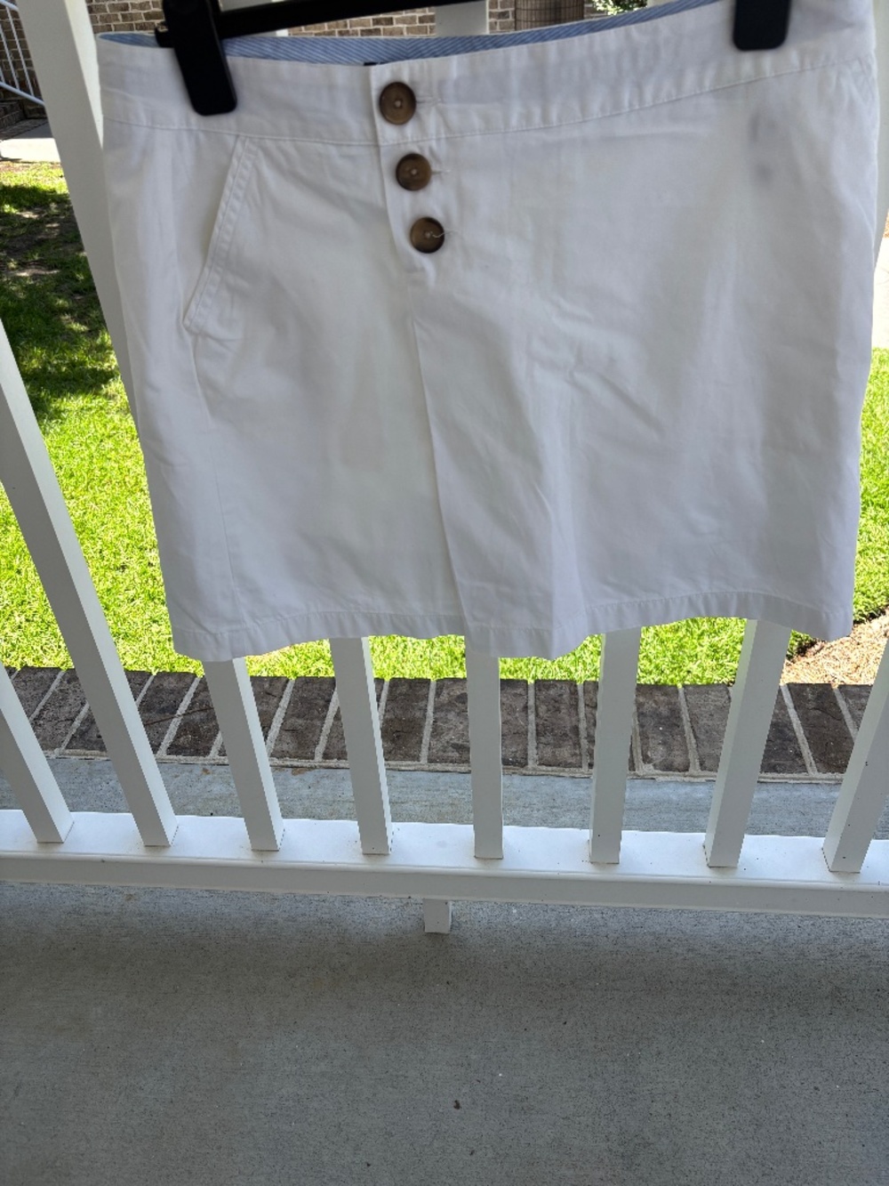 WHITE SHORT Shorts
